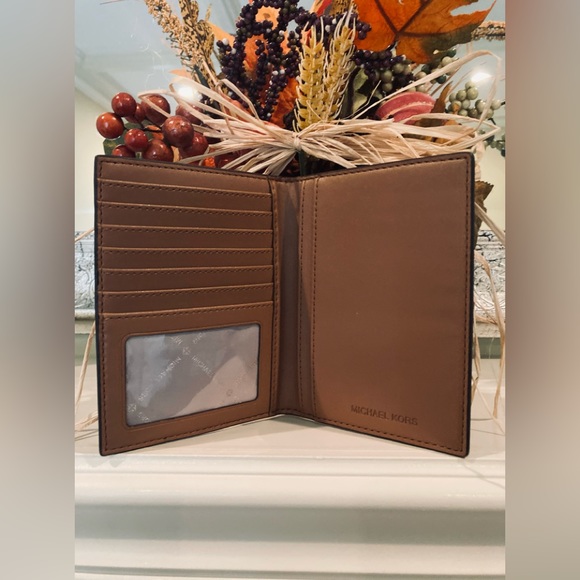 Michael Kors Passport/ID Holder NWOT - Picture 5 of 8